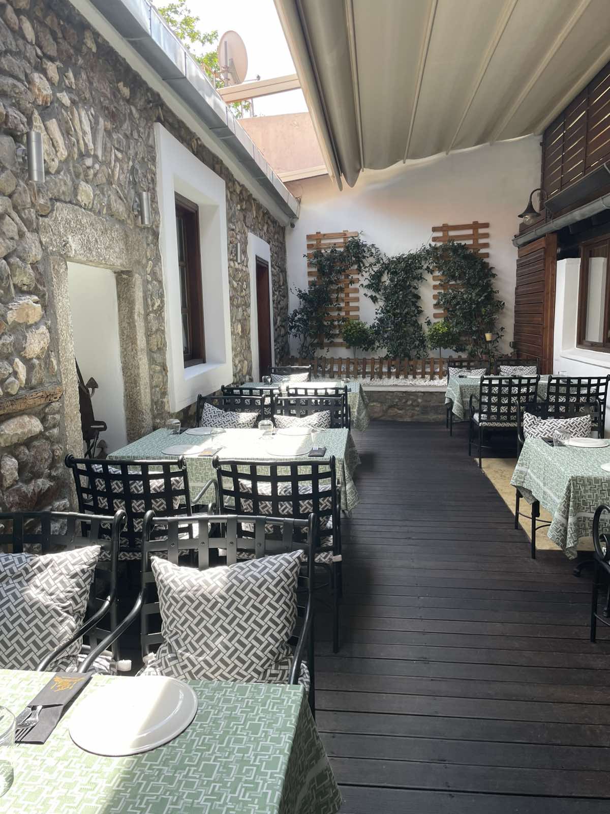 Η Αυλή — Παλαιά Πόλις